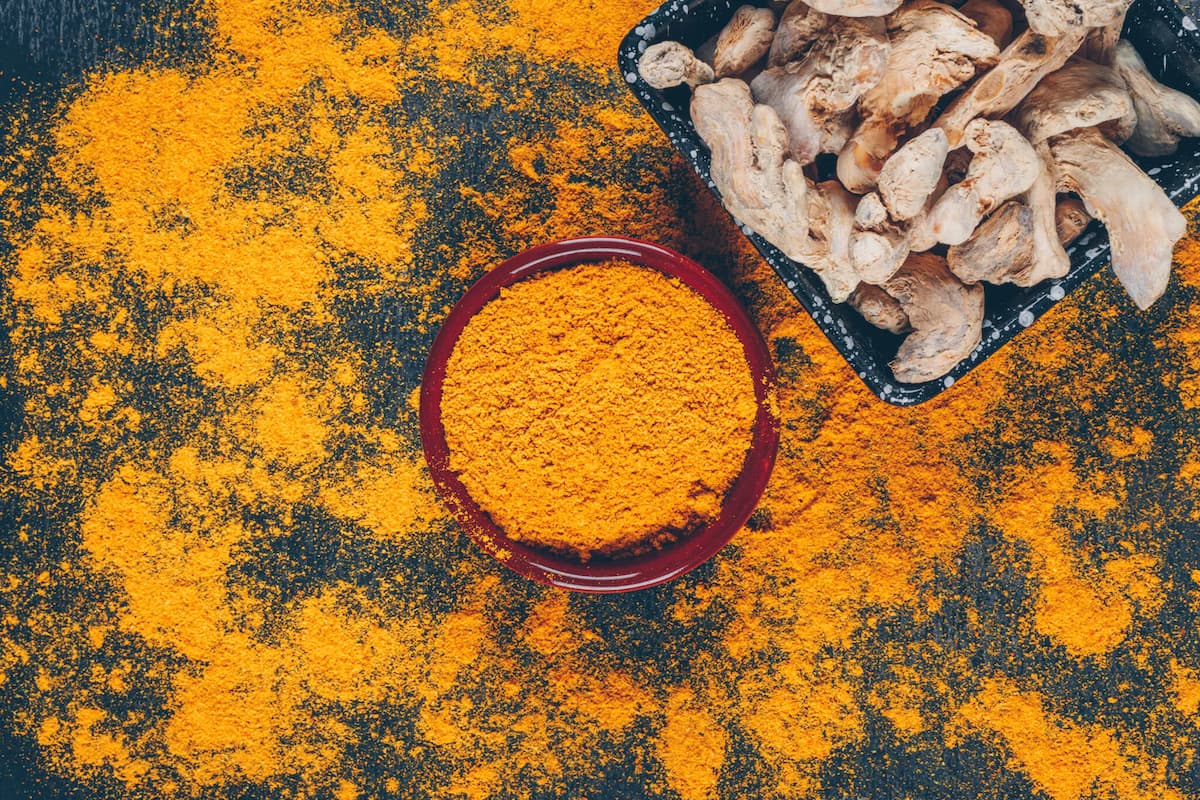 QUAL É A DIFERENÇA ENTRE AÇAFRÃO E CÚRCUMA? - Bigens